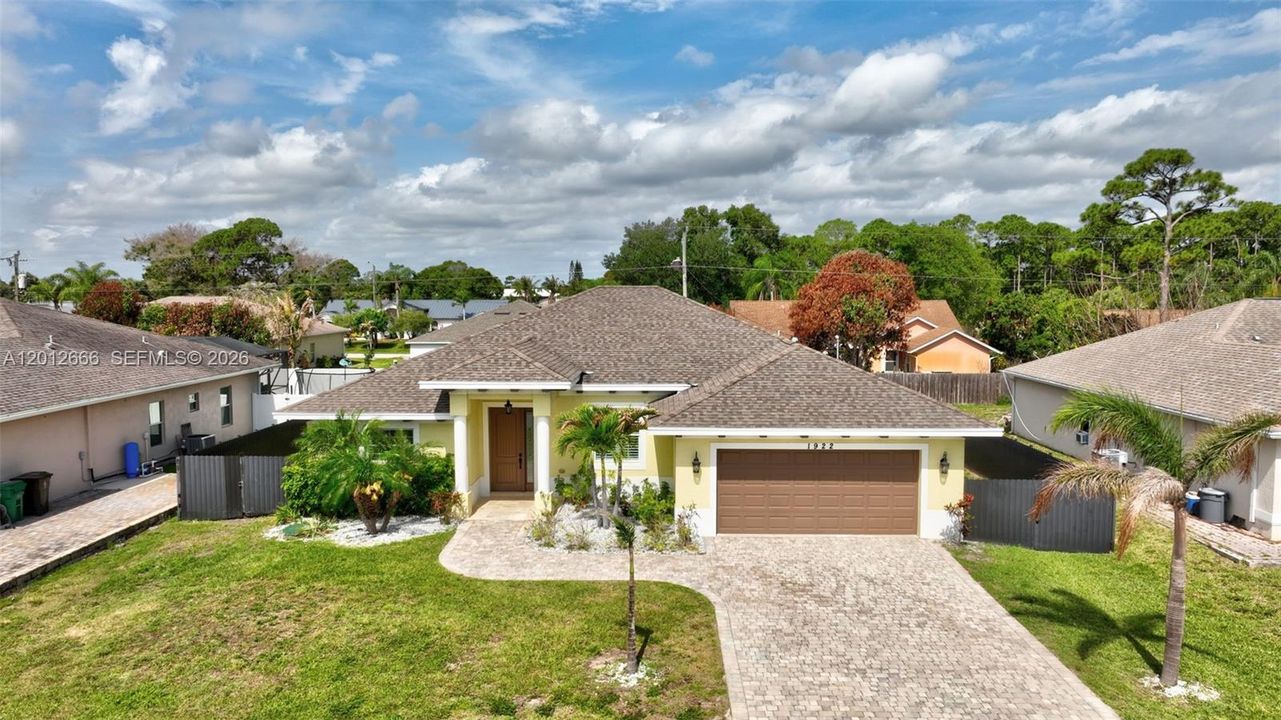 For Sale: $499,999 (3 beds, 2 baths, 1888 Square Feet)