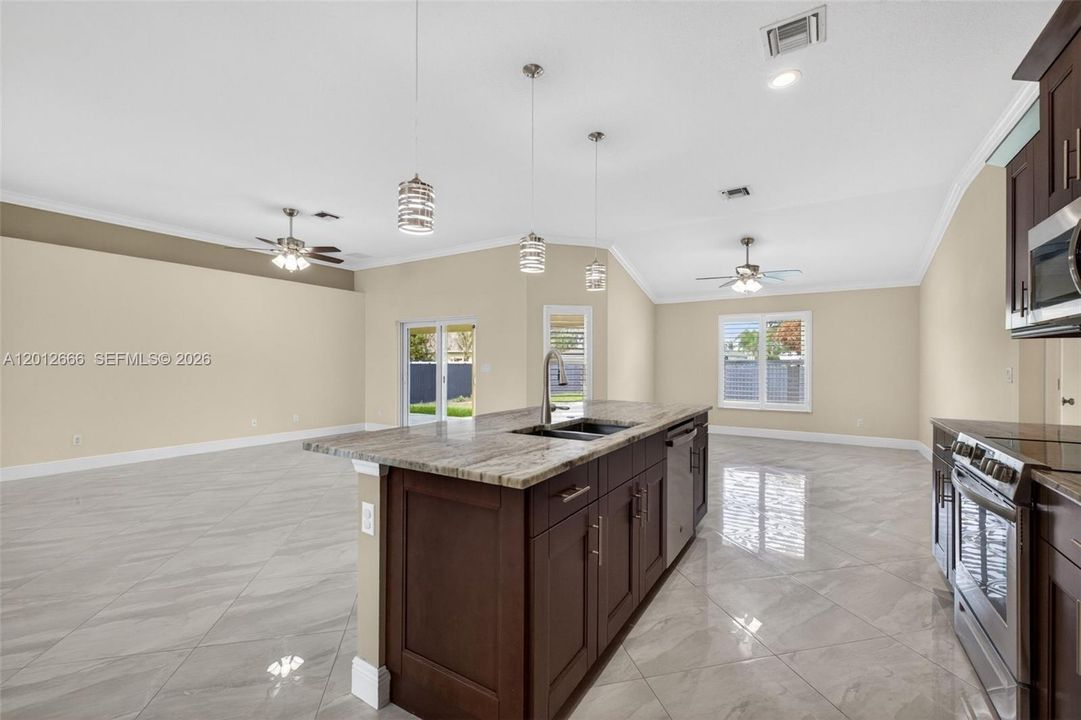 For Sale: $499,999 (3 beds, 2 baths, 1888 Square Feet)