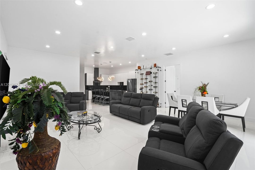 En Renta: $6,800 (4 camas, 3 baños, 2500 Pies cuadrados)