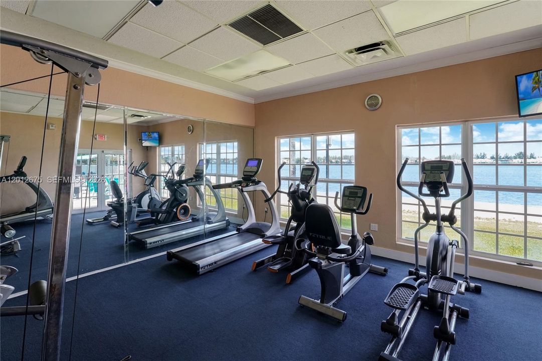 合同活跃: $349,000 (2 贝兹, 2 浴室, 1130 平方英尺)