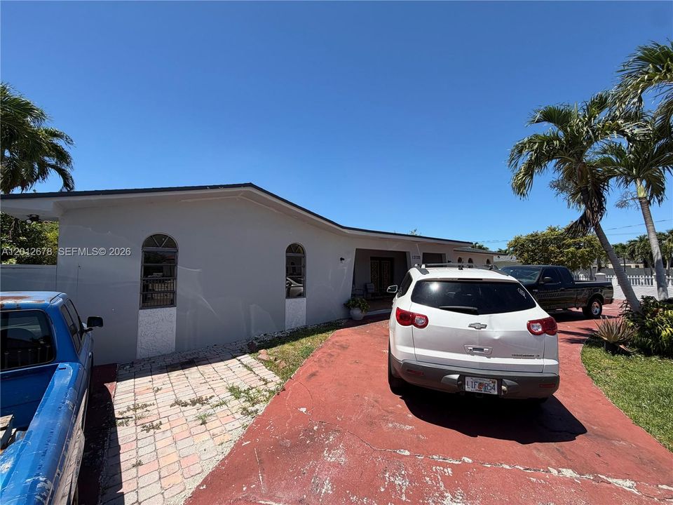 For Sale: $1,499,000 (5 beds, 4 baths, 4587 Square Feet)
