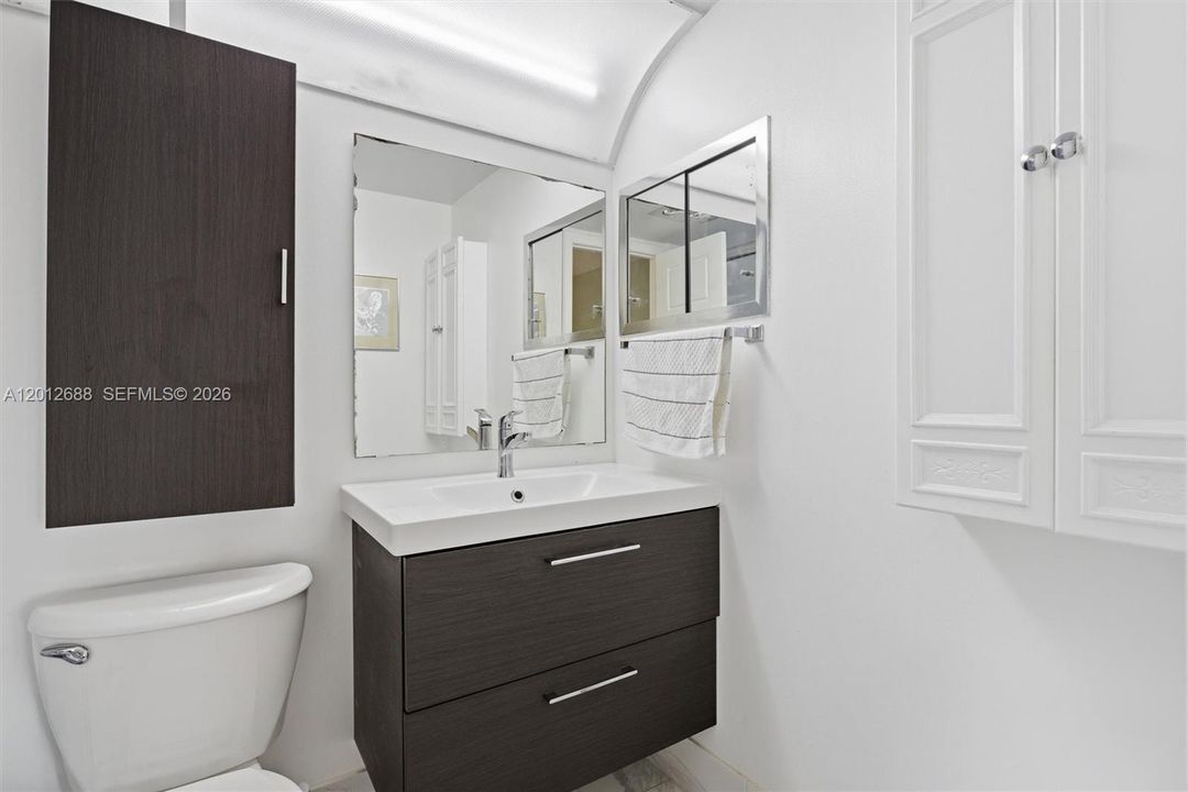 На продажу: $95,000 (1 спален, 2 ванн, 738 Квадратных фут)