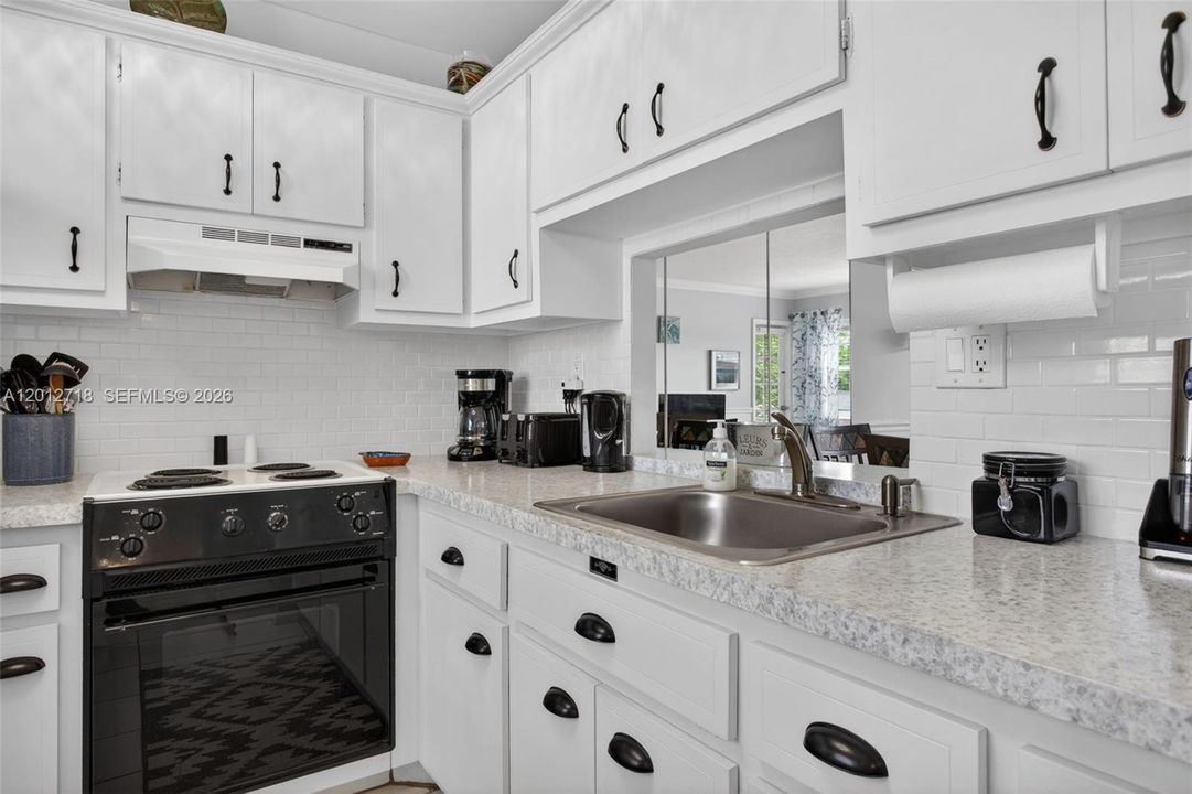 For Sale: $89,500 (1 beds, 1 baths, 680 Square Feet)