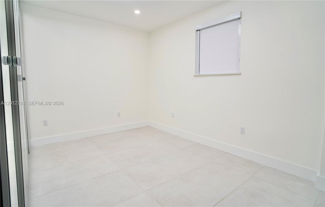 Activo con contrato: $8,900 (4 camas, 3 baños, 2300 Pies cuadrados)