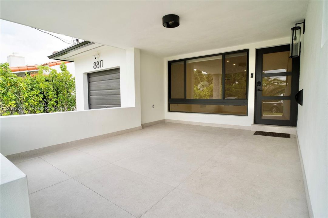 Activo con contrato: $8,900 (4 camas, 3 baños, 2300 Pies cuadrados)