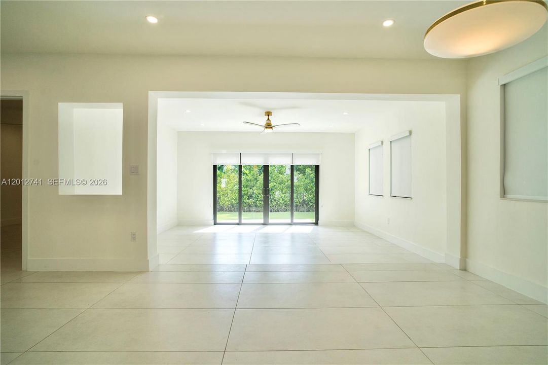 Activo con contrato: $8,900 (4 camas, 3 baños, 2300 Pies cuadrados)