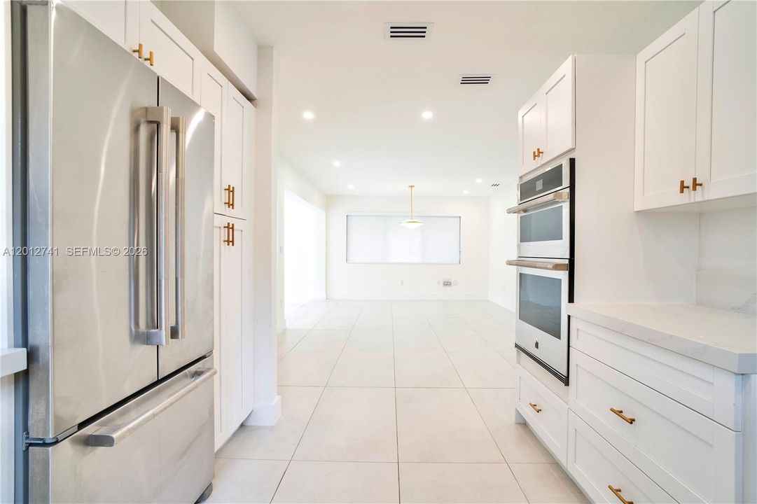 Activo con contrato: $8,900 (4 camas, 3 baños, 2300 Pies cuadrados)
