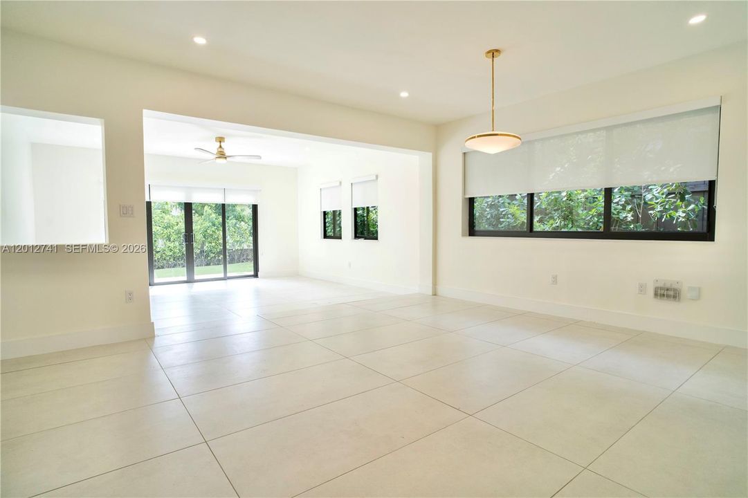 Activo con contrato: $8,900 (4 camas, 3 baños, 2300 Pies cuadrados)