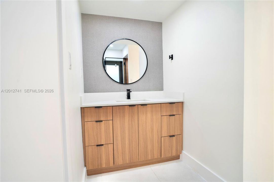 Activo con contrato: $8,900 (4 camas, 3 baños, 2300 Pies cuadrados)