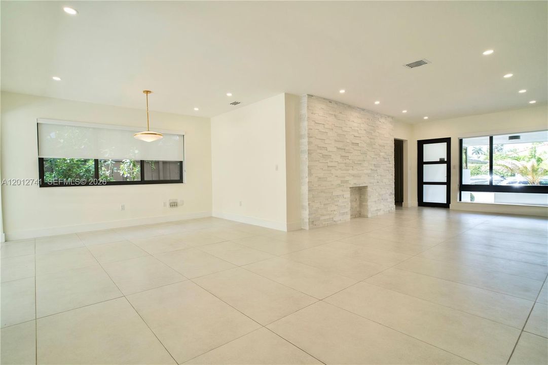 Activo con contrato: $8,900 (4 camas, 3 baños, 2300 Pies cuadrados)