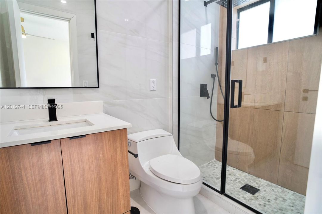 Activo con contrato: $8,900 (4 camas, 3 baños, 2300 Pies cuadrados)