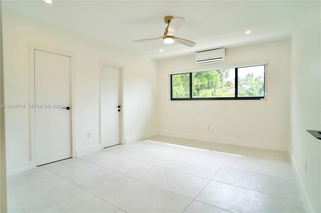 Activo con contrato: $8,900 (4 camas, 3 baños, 2300 Pies cuadrados)