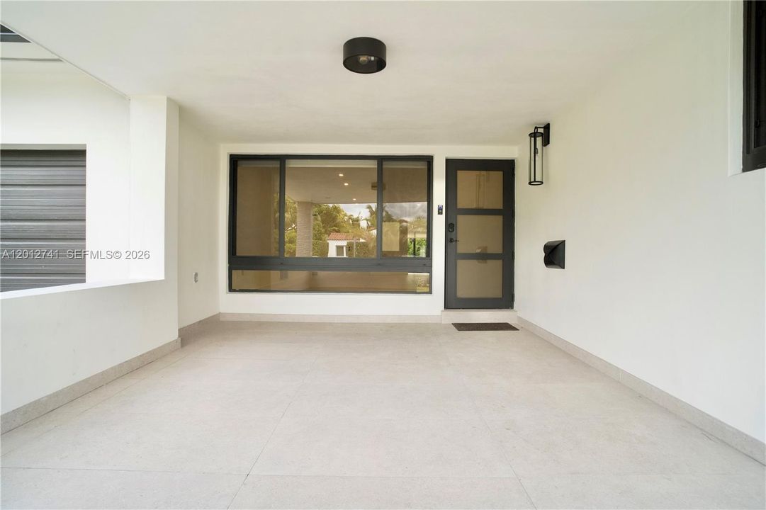 Activo con contrato: $8,900 (4 camas, 3 baños, 2300 Pies cuadrados)