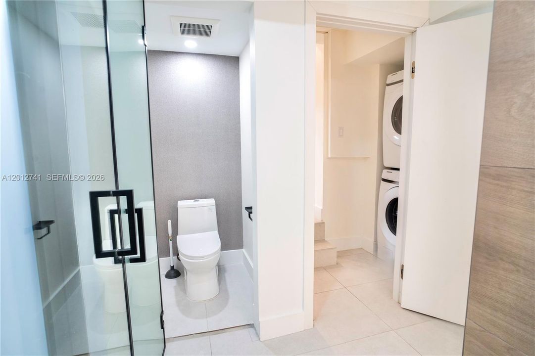 Activo con contrato: $8,900 (4 camas, 3 baños, 2300 Pies cuadrados)