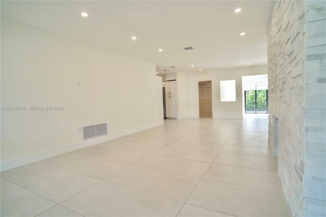 Activo con contrato: $8,900 (4 camas, 3 baños, 2300 Pies cuadrados)