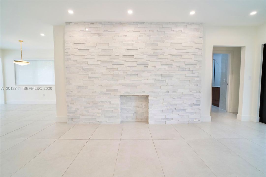 Activo con contrato: $8,900 (4 camas, 3 baños, 2300 Pies cuadrados)