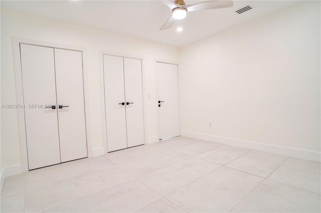 Activo con contrato: $8,900 (4 camas, 3 baños, 2300 Pies cuadrados)