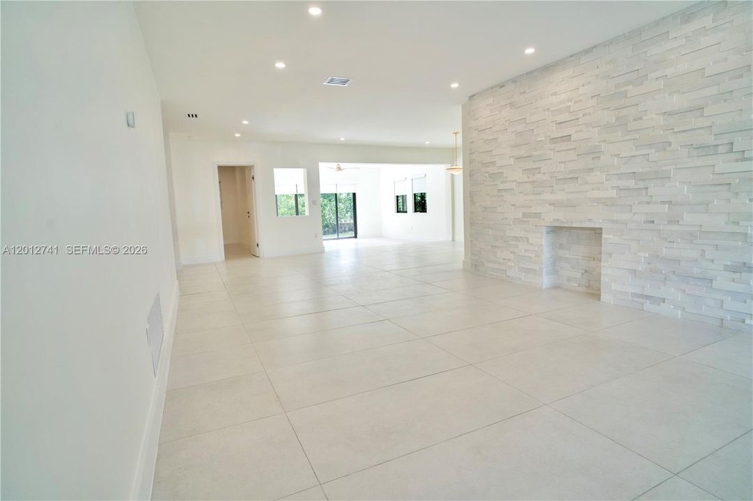 Activo con contrato: $8,900 (4 camas, 3 baños, 2300 Pies cuadrados)