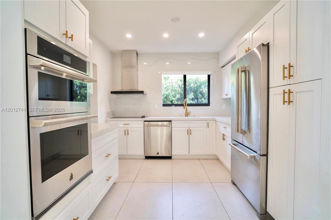 Activo con contrato: $8,900 (4 camas, 3 baños, 2300 Pies cuadrados)