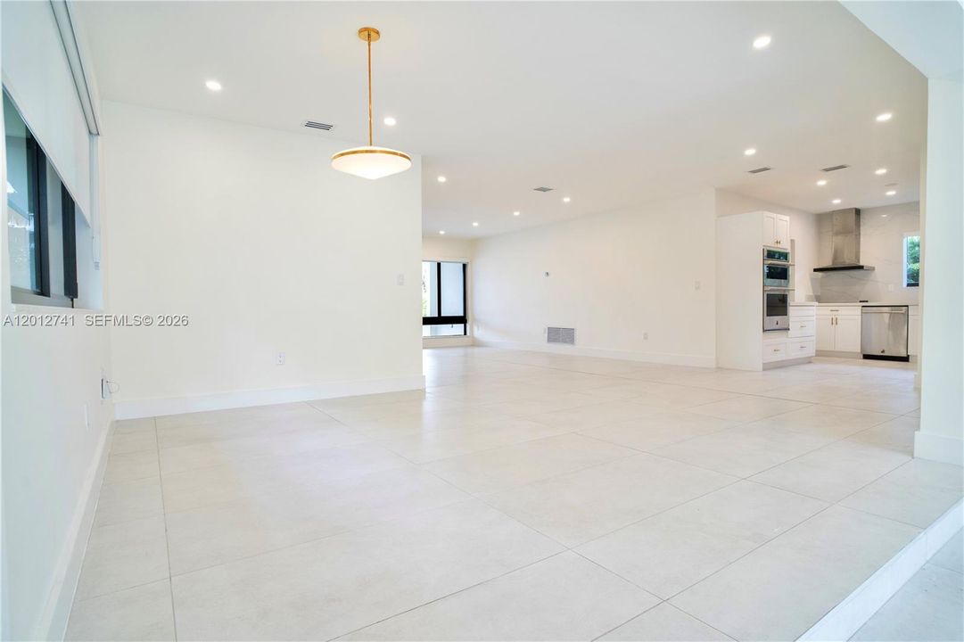 Activo con contrato: $8,900 (4 camas, 3 baños, 2300 Pies cuadrados)