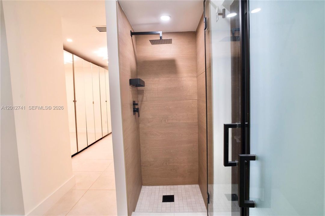 Activo con contrato: $8,900 (4 camas, 3 baños, 2300 Pies cuadrados)