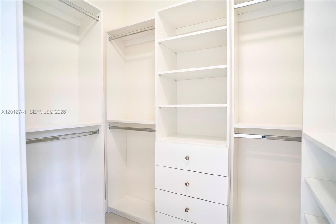 Activo con contrato: $8,900 (4 camas, 3 baños, 2300 Pies cuadrados)