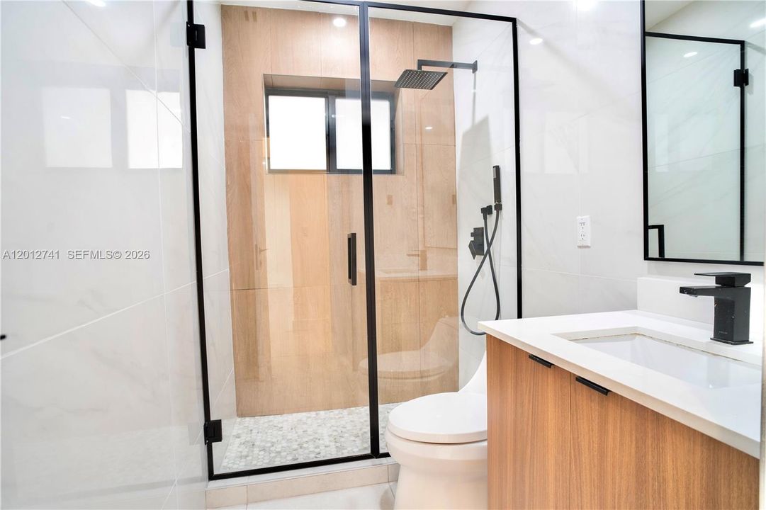 Activo con contrato: $8,900 (4 camas, 3 baños, 2300 Pies cuadrados)