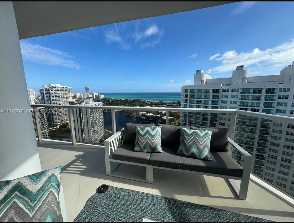 For Sale: $1,495,000 (2 beds, 2 baths, 1800 Square Feet)
