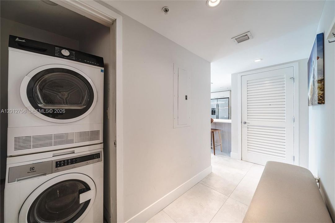 For Sale: $740,000 (2 beds, 2 baths, 1075 Square Feet)