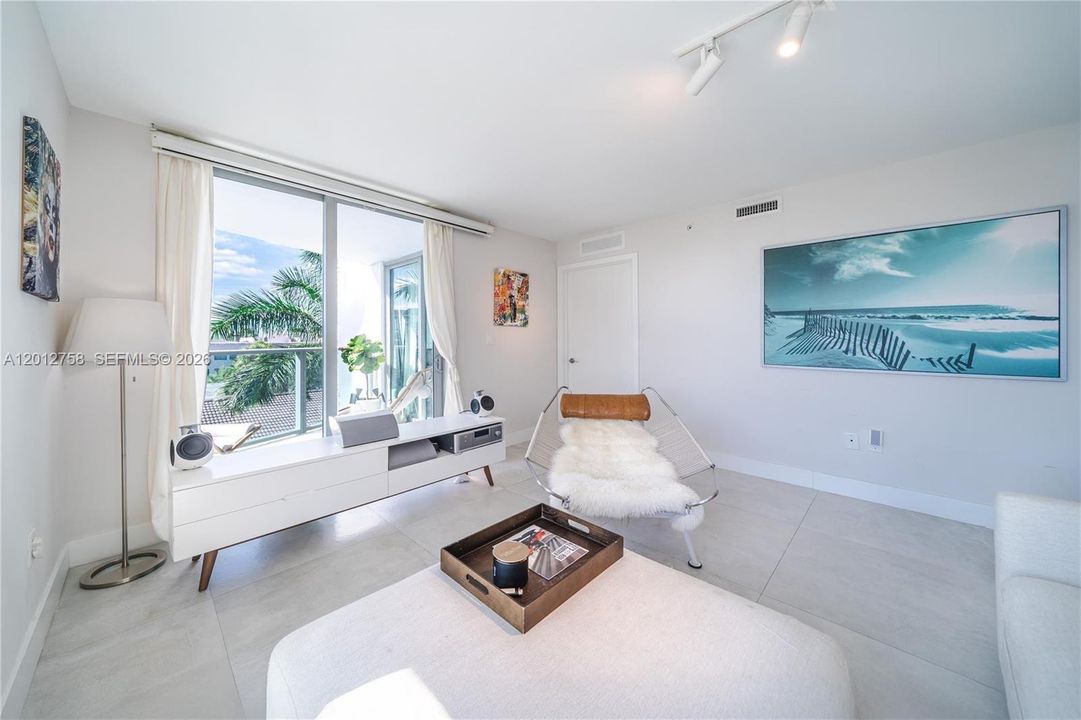 For Sale: $740,000 (2 beds, 2 baths, 1075 Square Feet)