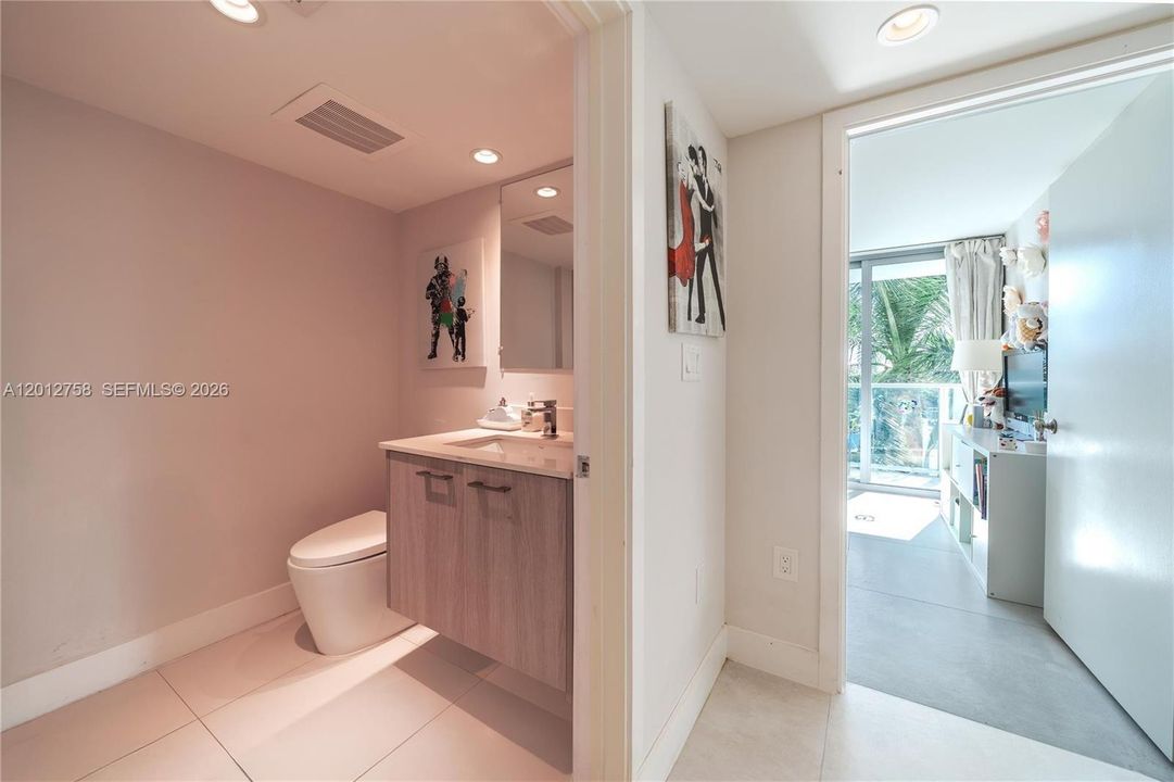 For Sale: $740,000 (2 beds, 2 baths, 1075 Square Feet)