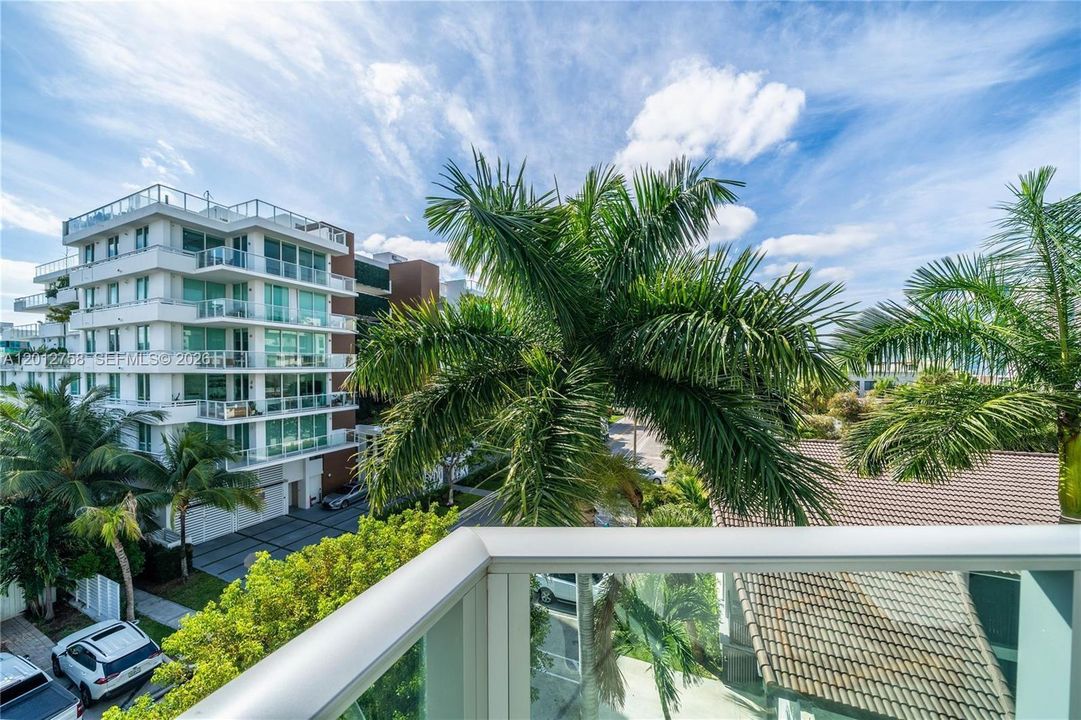 For Sale: $740,000 (2 beds, 2 baths, 1075 Square Feet)