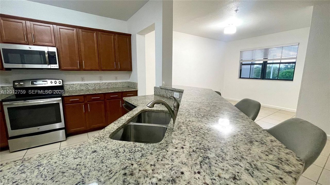 На продажу: $399,500 (2 спален, 2 ванн, 1088 Квадратных фут)