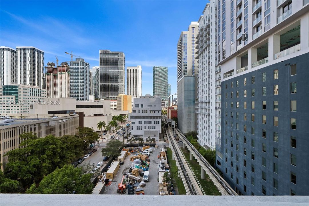 For Sale: $279,000 (1 beds, 1 baths, 662 Square Feet)