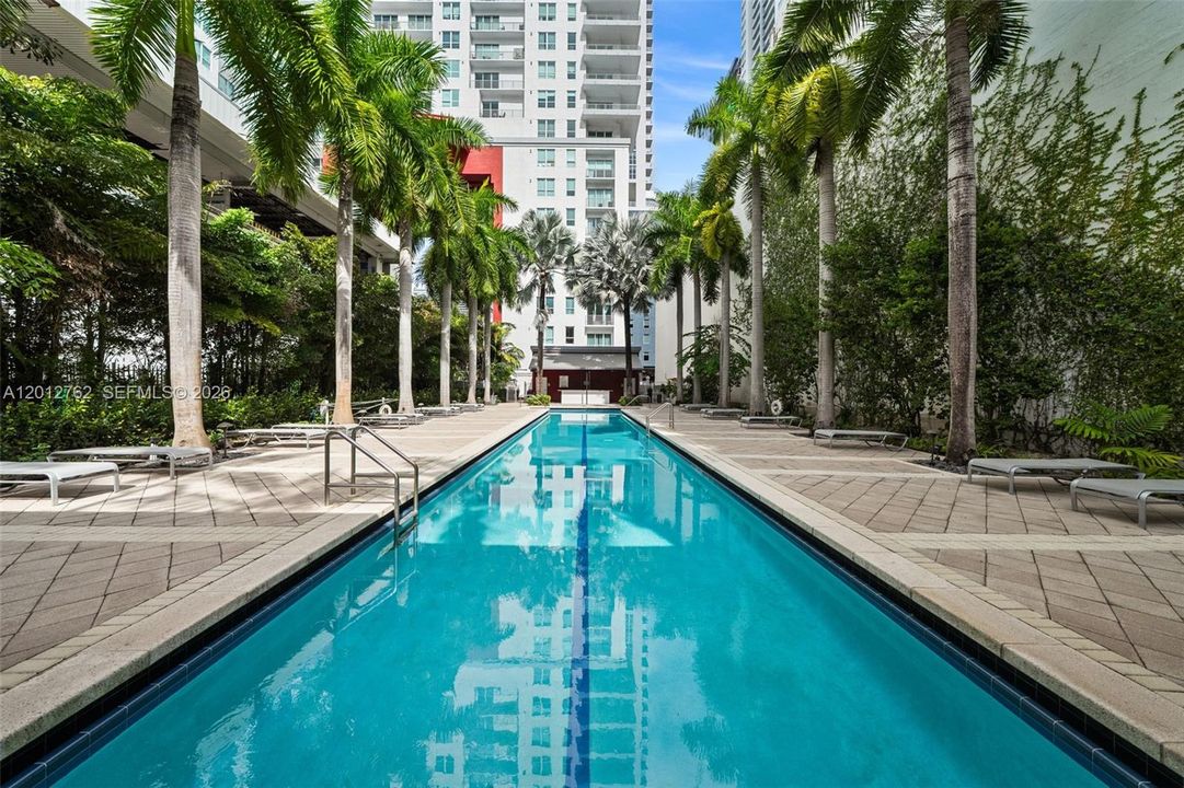 For Sale: $279,000 (1 beds, 1 baths, 662 Square Feet)