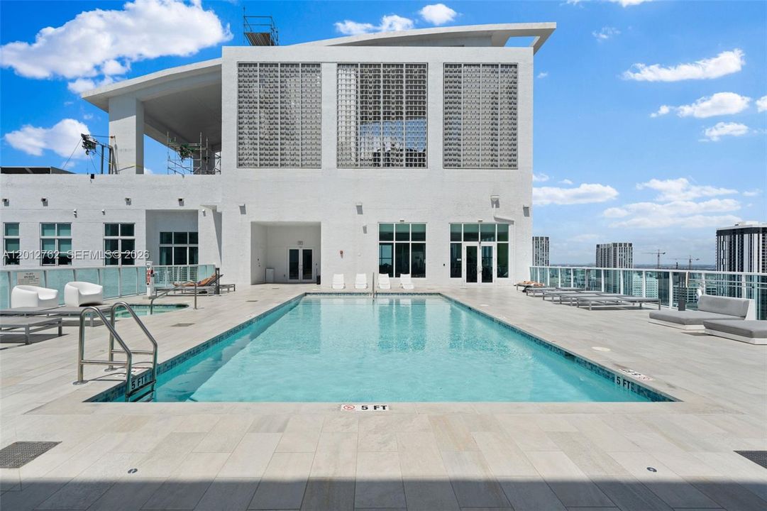 For Sale: $279,000 (1 beds, 1 baths, 662 Square Feet)