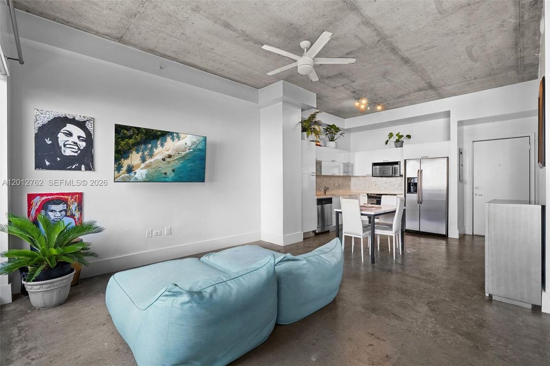 For Sale: $279,000 (1 beds, 1 baths, 662 Square Feet)