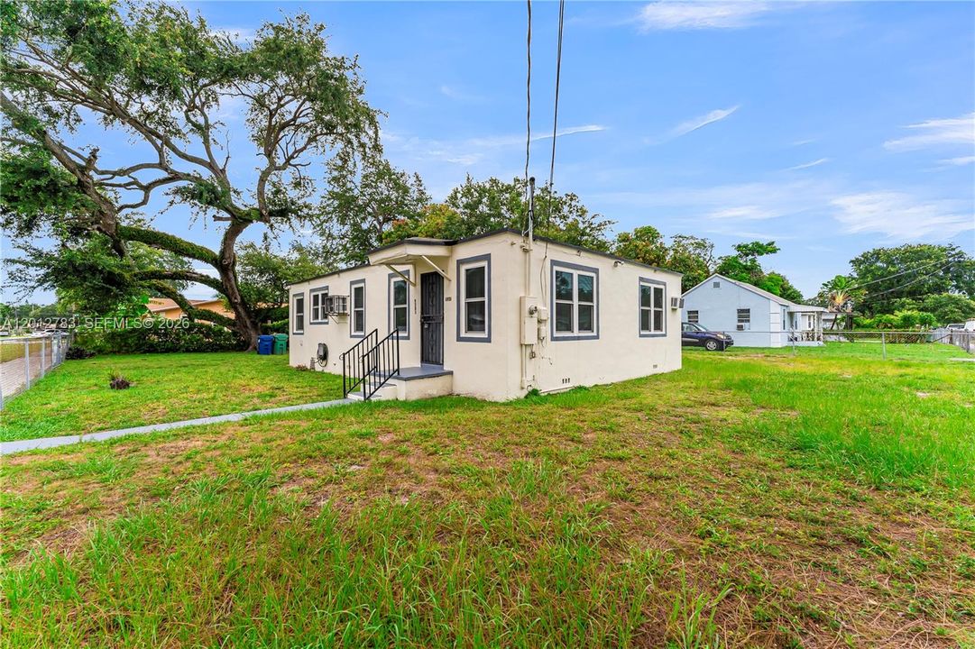 For Sale: $449,000 (2 beds, 1 baths, 1064 Square Feet)