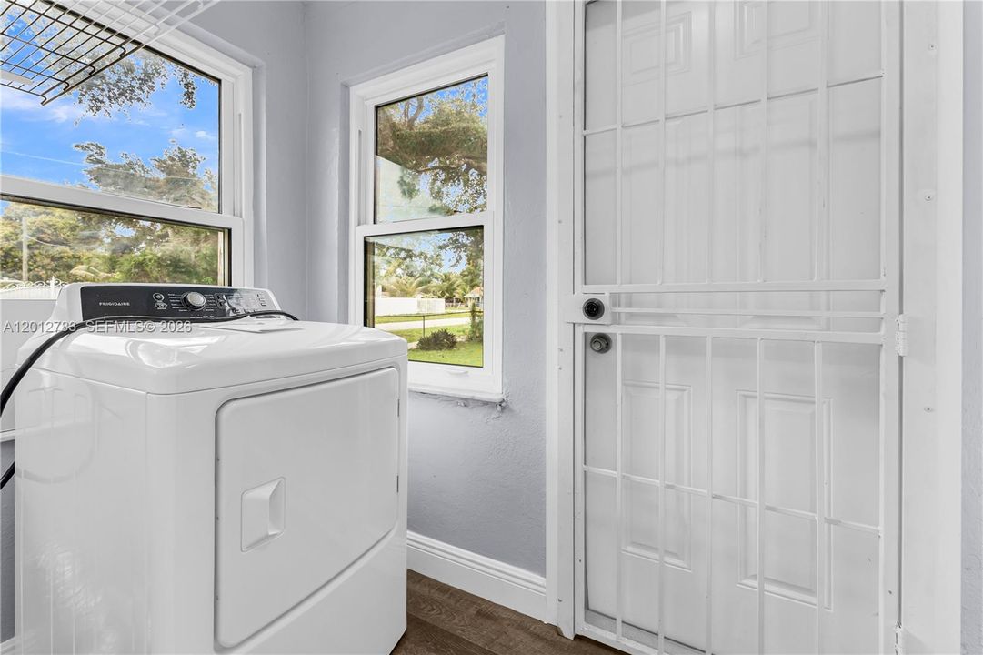 For Sale: $449,000 (2 beds, 1 baths, 1064 Square Feet)