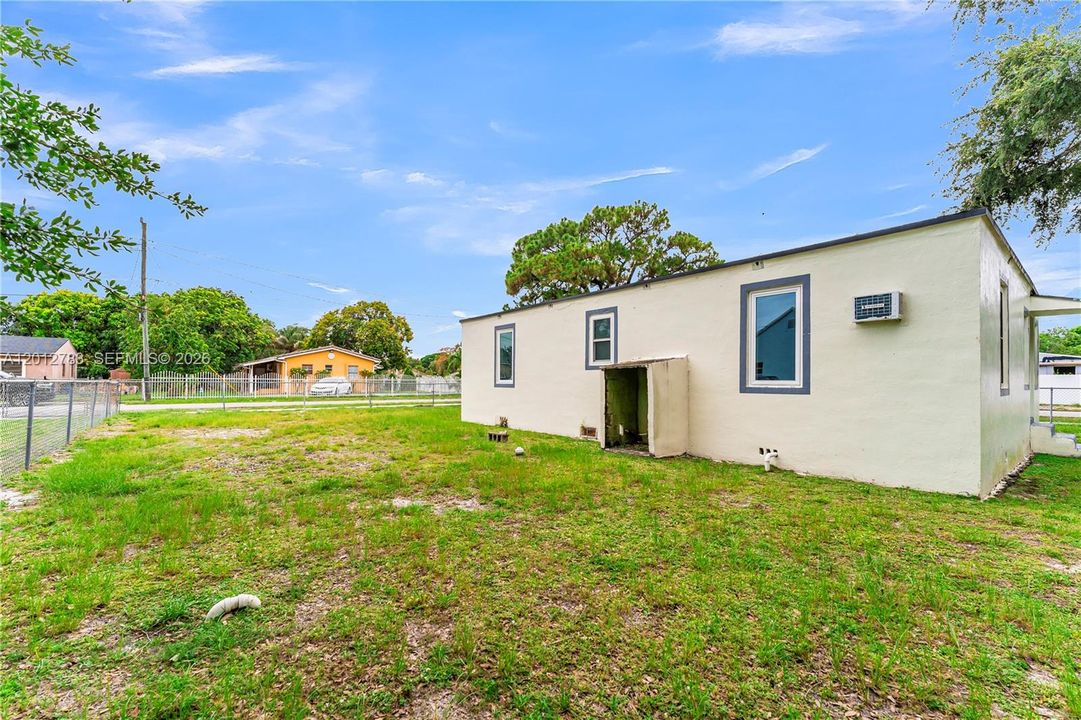 For Sale: $449,000 (2 beds, 1 baths, 1064 Square Feet)
