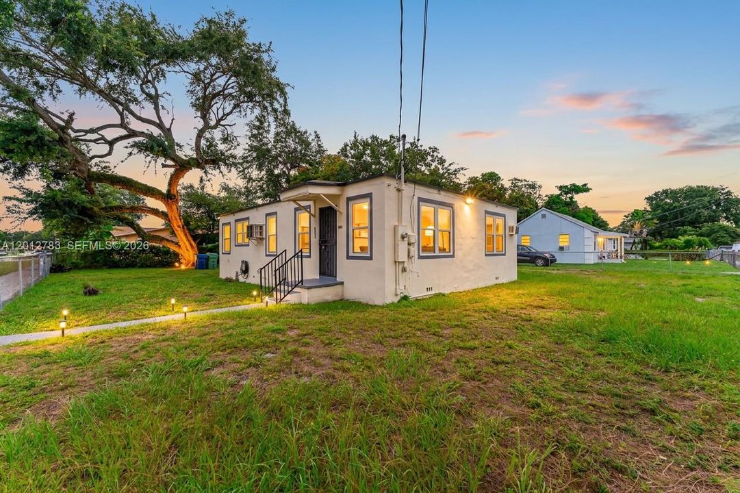 For Sale: $449,000 (2 beds, 1 baths, 1064 Square Feet)