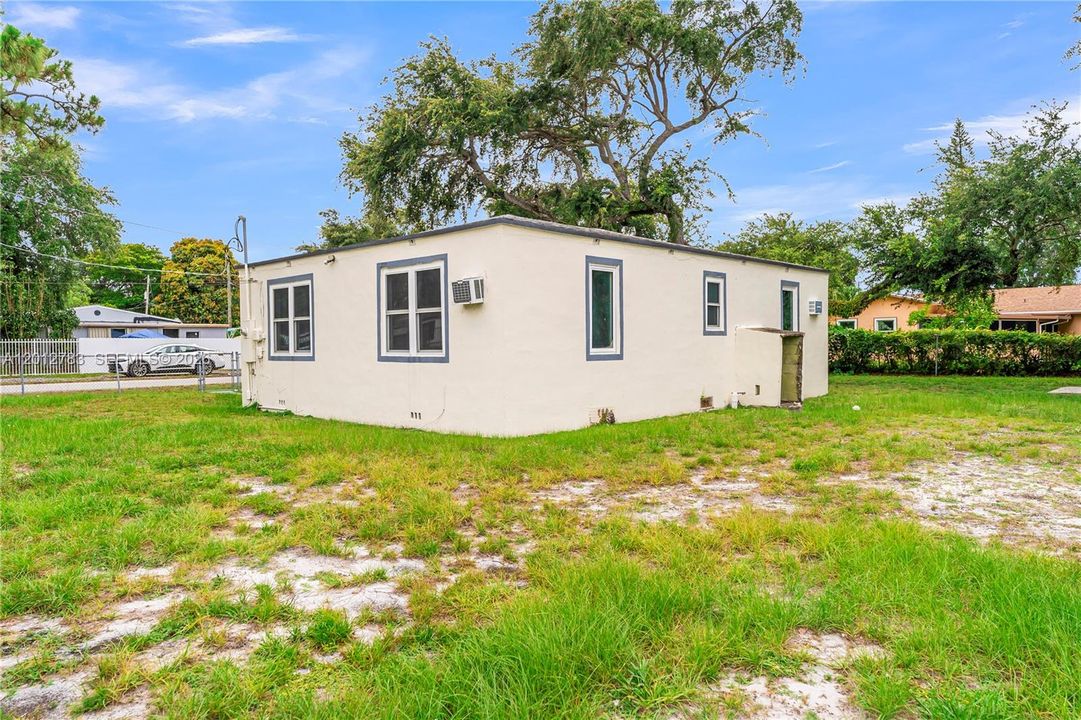For Sale: $449,000 (2 beds, 1 baths, 1064 Square Feet)