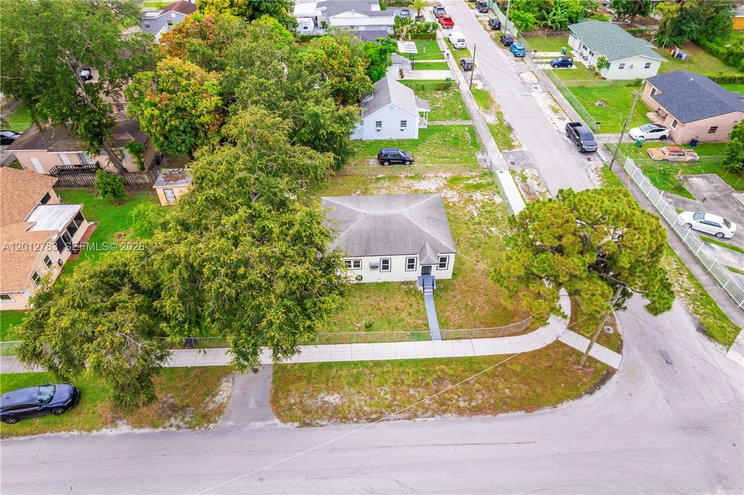 For Sale: $449,000 (2 beds, 1 baths, 1064 Square Feet)