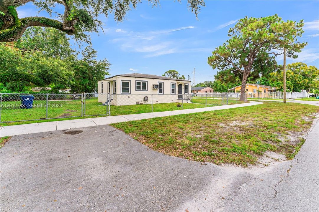 For Sale: $449,000 (2 beds, 1 baths, 1064 Square Feet)