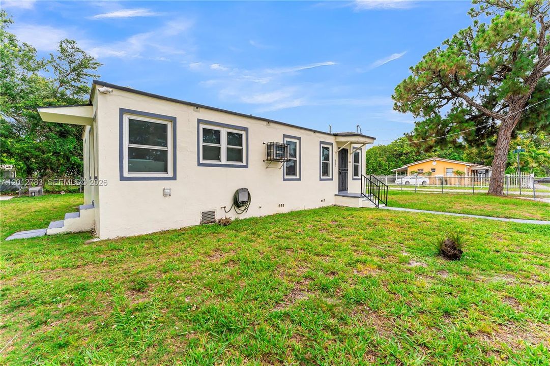 For Sale: $449,000 (2 beds, 1 baths, 1064 Square Feet)