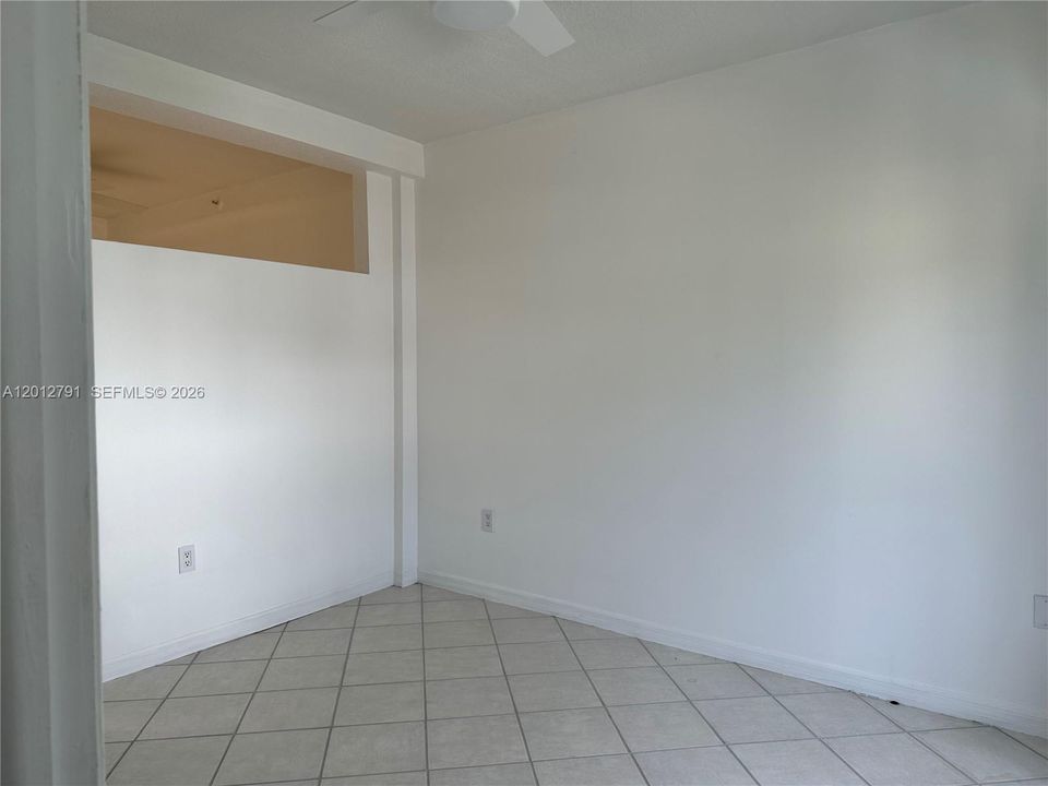 合同活跃: $2,000 (1 贝兹, 1 浴室, 360 平方英尺)