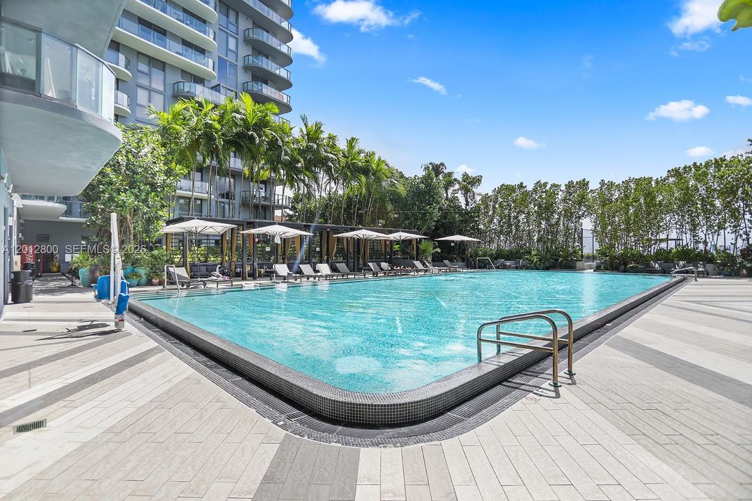 For Sale: $420,000 (1 beds, 1 baths, 607 Square Feet)