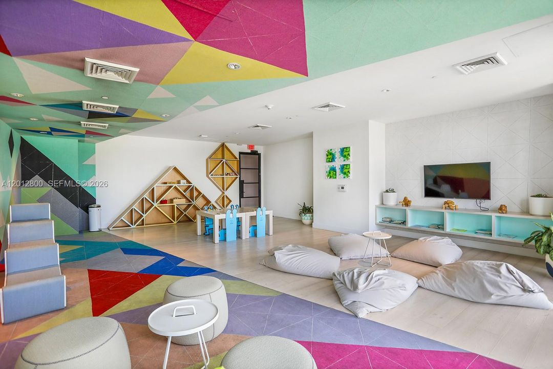 For Sale: $420,000 (1 beds, 1 baths, 607 Square Feet)