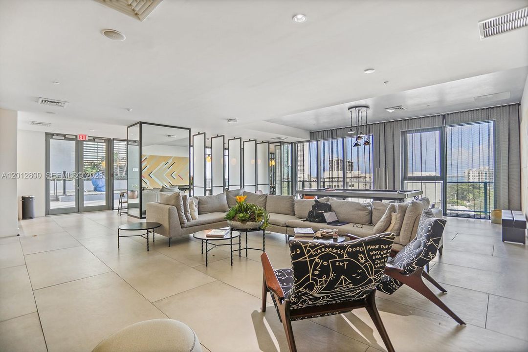 For Sale: $420,000 (1 beds, 1 baths, 607 Square Feet)