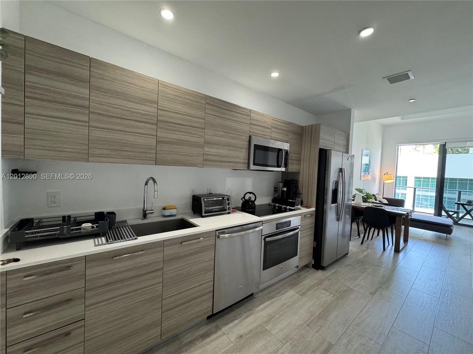 For Sale: $420,000 (1 beds, 1 baths, 607 Square Feet)